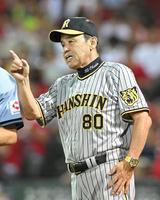 　５回表終了後、選手交代を告げる岡田監督（撮影・高部洋祐）