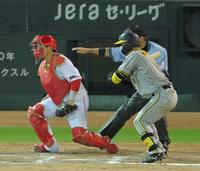 　８回、見逃し三振に倒れる森下（撮影・立川洋一郎））