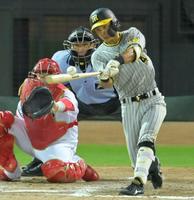 　９回、左前打を放つ熊谷（撮影・立川洋一郎