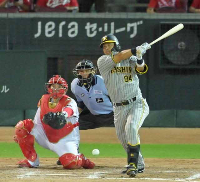 阪神 ダメ押し打の原口「ブルペン陣のためにも」九回に価値ある1点 優勝マジック点灯に敵地大歓声!