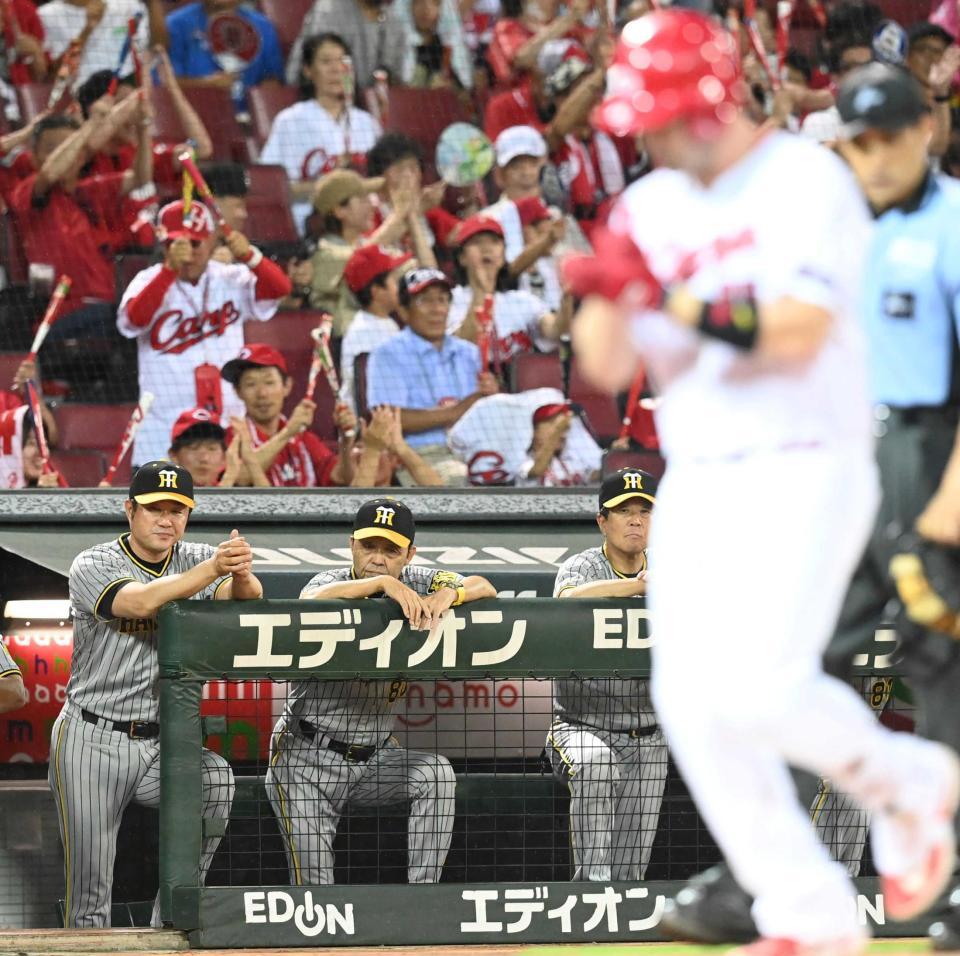 　６回、デビッドソン（手前）に同点ソロを打たれガックリする岡田監督（中央）＝撮影・田中太一