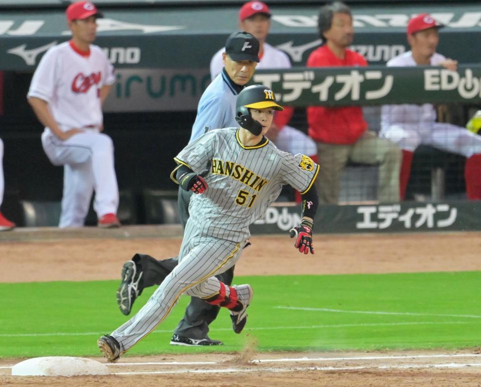 　３回、左翼線へ安打を放ち一塁を回る中野（撮影・立川洋一郎）