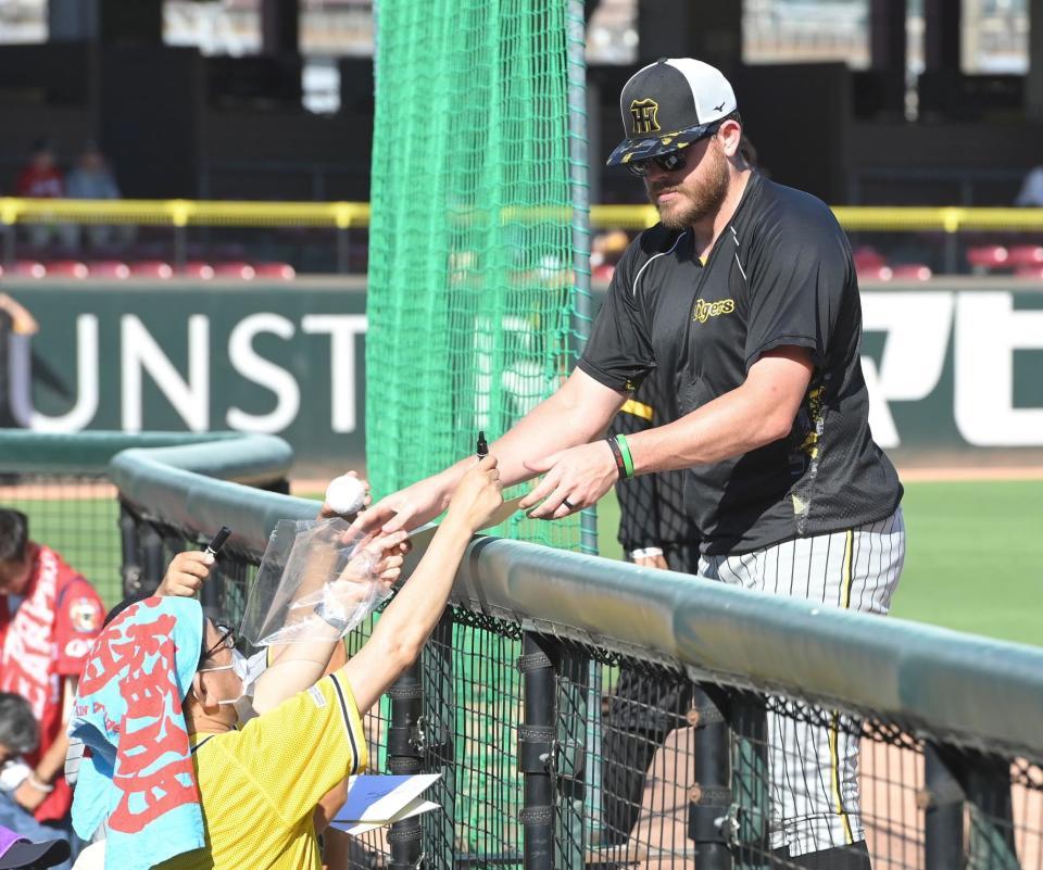 　ファンにサインをするビーズリー（撮影・高部洋祐）