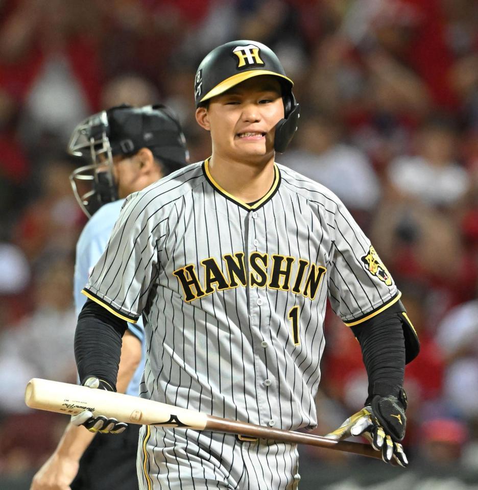 　８回、三振に倒れ悔しがる森下（撮影・高部洋祐）