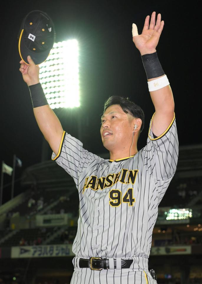 　ヒーローインタビューを終え、スタンドに向かって手を振る原口（撮影・高部洋祐）