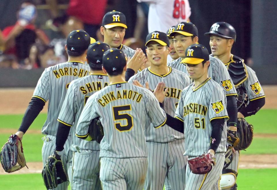 　広島に勝利してタッチを交わす阪神ナイン（撮影・立川洋一郎）