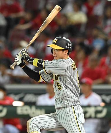 　９回、左前打を放つ近本