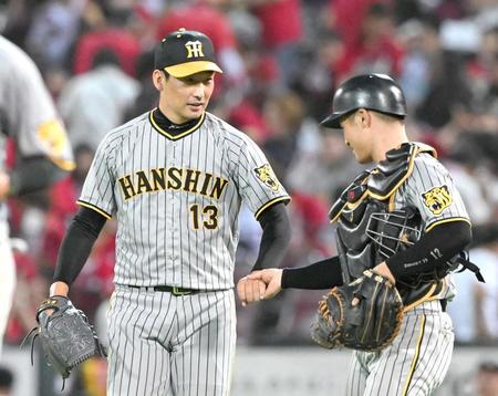 　最後を締め、坂本（右）とタッチを交わす岩崎