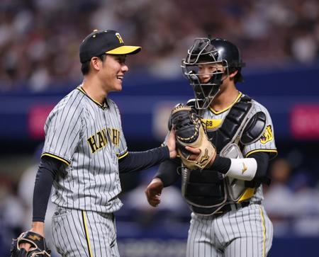 　２回を終え、中川（右）とタッチを交わす富田