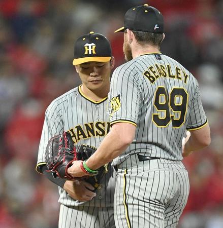 　４回、失策から追加点を奪われ降板するビーズリーに謝る小野寺（撮影・田中太一）