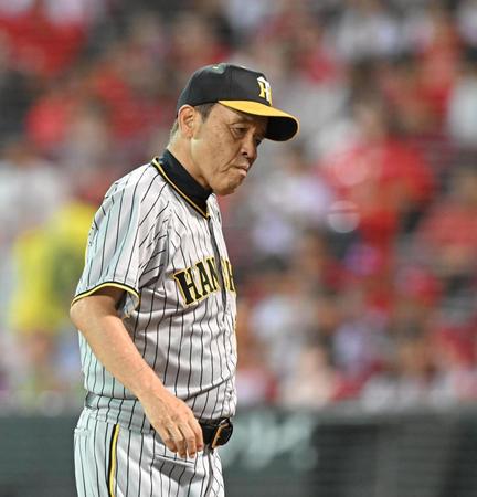 　４回途中、ビーズリーの交代を告げベンチに戻る岡田監督（撮影・高部洋祐）