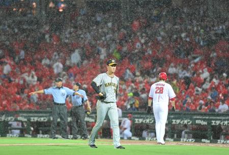 　４回、悪天候のため試合中断となり、ベンチに下がる及川（撮影・高部洋祐）