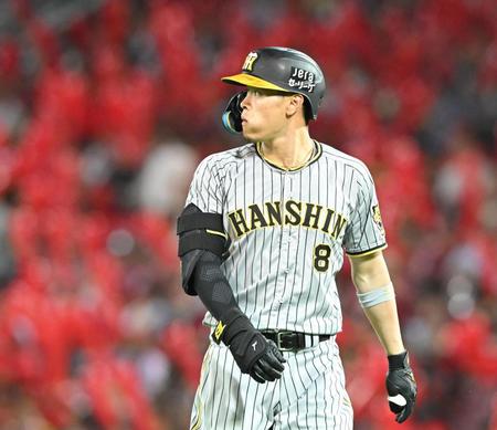 　７回、左飛に倒れ悔しがる佐藤輝（撮影・高部洋祐）