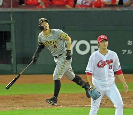 　７回、左飛に打ち取られる佐藤輝(右は投手・床田）＝撮影・立川洋一郎