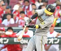 　１回、右前打を放つ近本