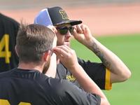 　ビーズリー（手前）と互いにサングラスをかけ比べるブルワー（撮影・立川洋一郎）