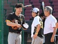 　試合前、談笑する（左から）佐藤輝、岡田監督、達川光男氏（撮影・高部洋祐）