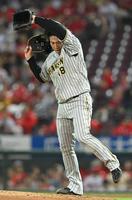 　６回、ストライクが入らず汗をぬぐう馬場（撮影・高部洋祐）