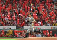 　７回、左飛に倒れる佐藤輝（撮影・高部洋祐）