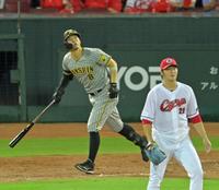 　７回、左飛に打ち取られる佐藤輝(右は投手・床田）＝撮影・立川洋一郎