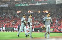 　４回、悪天候のため試合中断となり、ベンチに下がる（左から）森下、中野、大山（撮影・高部洋祐）