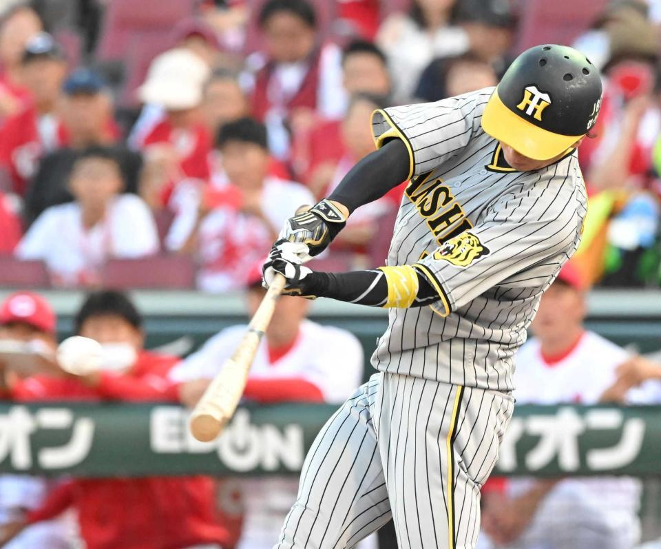 　１回、右前打を放つ近本