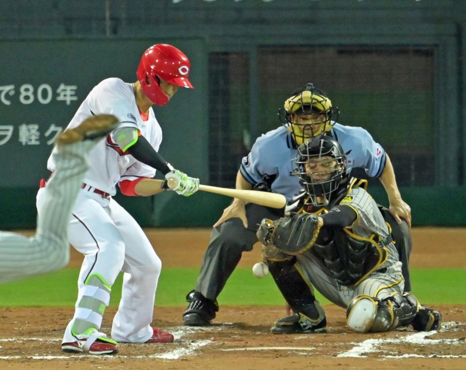 　６回、打者・西川のときにパスボールで追加点を許す捕手・坂本（撮影・立川洋一郎）