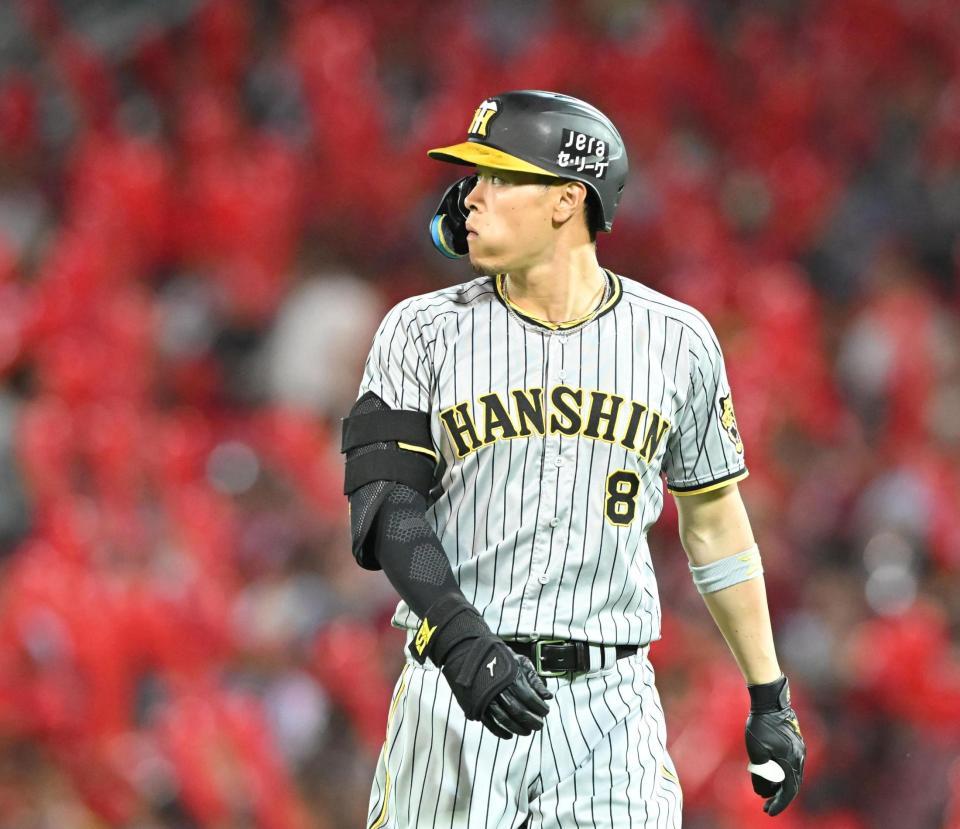 　７回、左飛に倒れ悔しがる佐藤輝（撮影・高部洋祐）