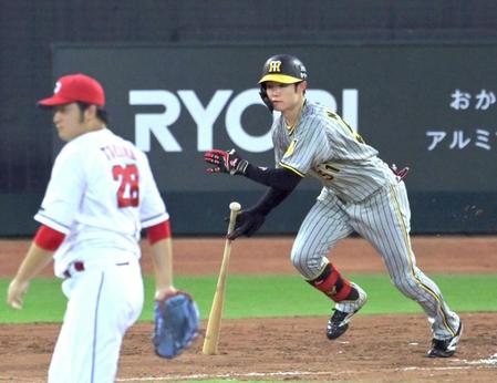 　４回、床田から内野安打を放つ中野