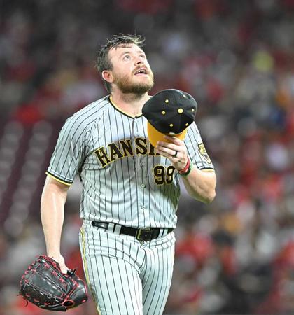 　４回、降板を告げられベンチに戻るビーズリー