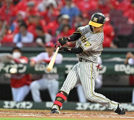 　４回、二塁への内野安打を放つ中野（撮影・高部洋祐）