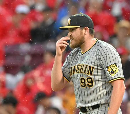 　３回、上本に先制打を許し、悔しがるビーズリー（撮影・高部洋祐）