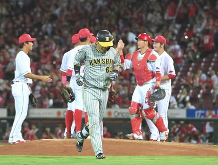 　９回、最後の打者となり、完封を喜ぶ床田（右端）らを横目にベンチに戻る小野寺（撮影・高部洋祐）