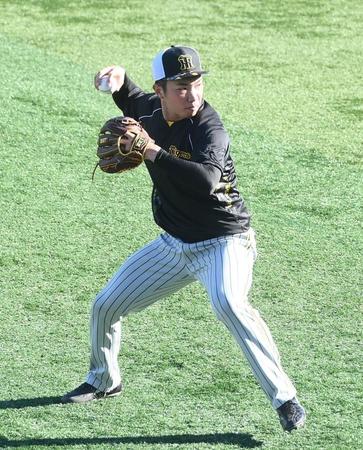 試合前に守備練習をする石井（撮影・堀内翔）