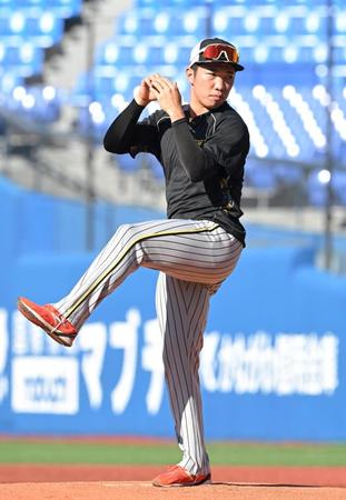 試合前、マウンドの感触を確かめる石井（撮影・高部洋祐）