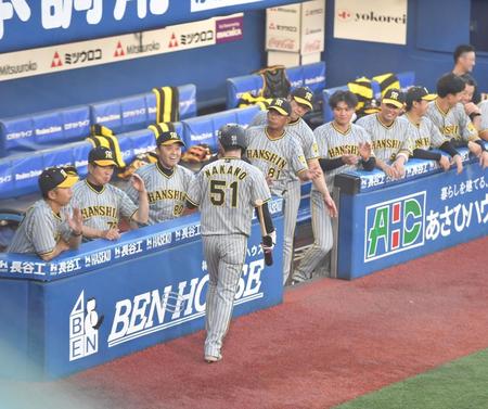 １回、先制の生還をした中野（５１）を迎える岡田監督（左から３人目）ら（撮影・出月俊成）