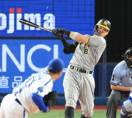 ７回、佐藤輝が左前打を放つ（投手・東）＝撮影・堀内翔