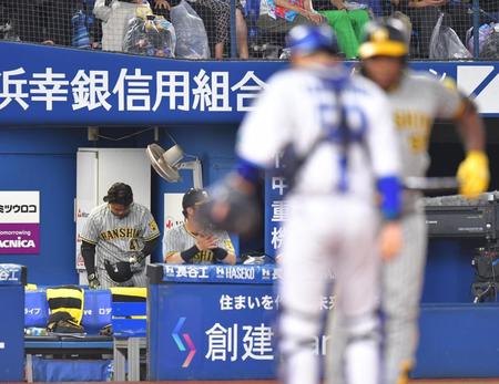 ７回１死満塁、打席に立つも、代打にヨハン・ミエセス（右）を送られ、ベンチへ戻る村上（撮影・西岡正）