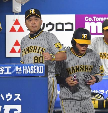 ７回、原口に代走を告げる岡田監督（左）＝撮影・西岡正