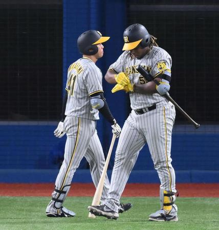 ７回、村上の代打にミエセス（右）が送られる（撮影・堀内翔）