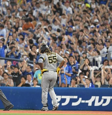 ７回、併殺に倒れ肩を落とすミエセス（撮影・高部洋祐）