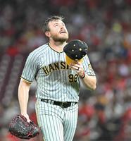 　４回、降板を告げられベンチに戻るビーズリー