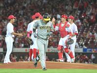 　９回、最後の打者となり、完封を喜ぶ床田（右端）らを横目にベンチに戻る小野寺（撮影・高部洋祐）