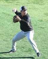 試合前に守備練習をする石井（撮影・堀内翔）