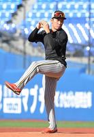 試合前、マウンドの感触を確かめる石井（撮影・高部洋祐）