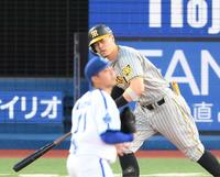 １回、好機で左飛に倒れた佐藤輝（撮影・堀内翔）