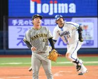 ４回、宮崎（後方）に同点のソロを浴びた村上（撮影・堀内翔）