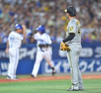 ４回、宮崎に同点ソロを浴びる村上（右）＝撮影・西岡正