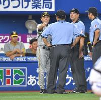 ９回、熊谷の二塁アウト判定に猛抗議する岡田監督（撮影・西岡正）