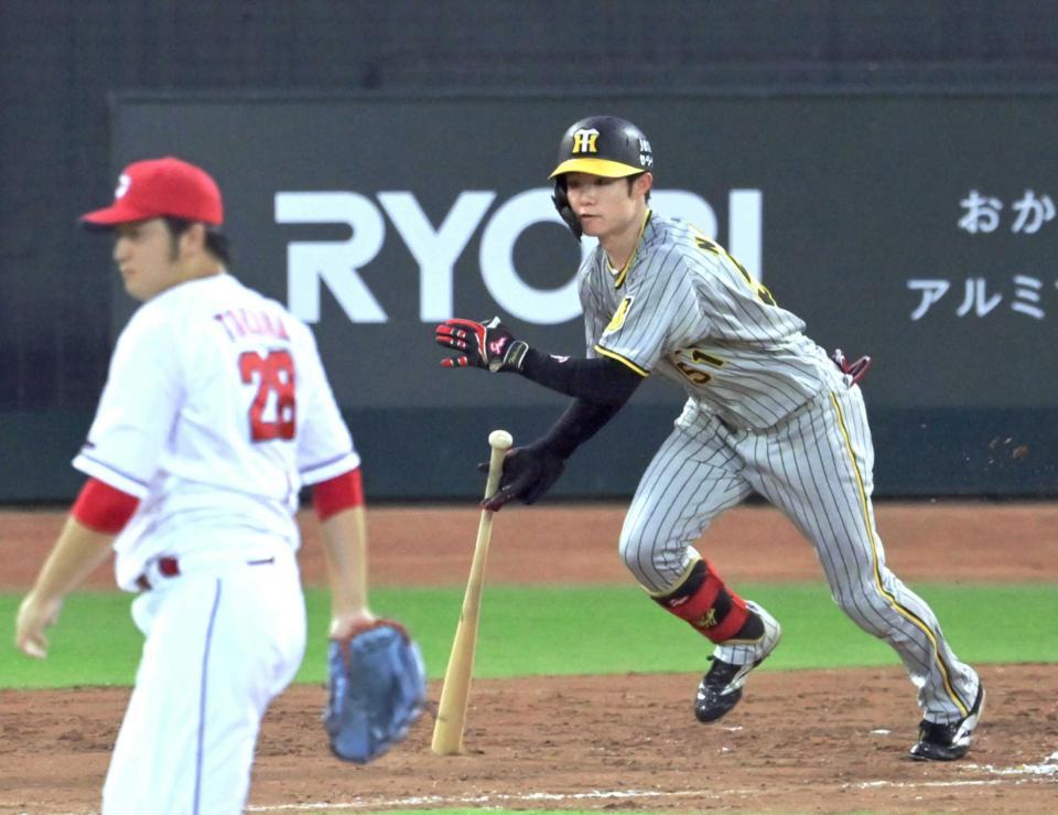 　４回、床田から内野安打を放つ中野